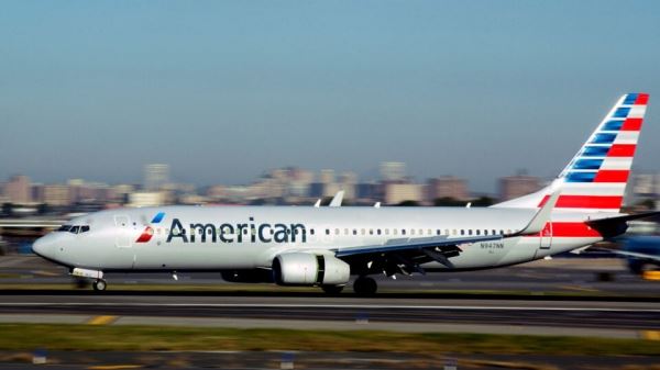 В США развернули самолет из-за отказа пассажирки надеть маску