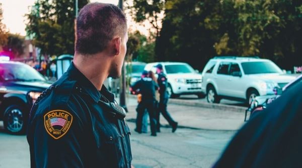 В США уволили двух полицейских, ловивших вместо грабителей покемонов