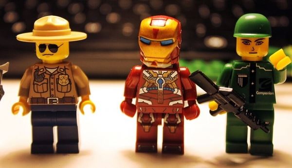 Британка больше 20 лет искала утонувшие в море детали Lego